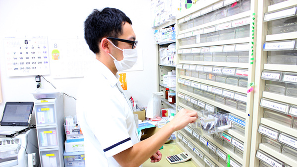すず薬局　高清水店の作業風景