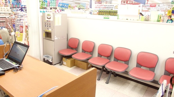 モリキ　須坂墨坂薬局の待合スペース