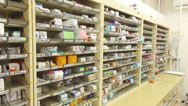 モリキ　須坂墨坂薬局の薬棚