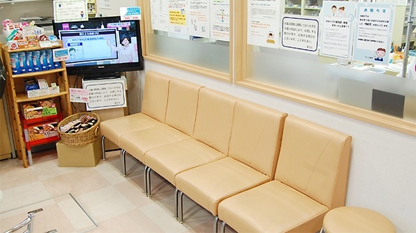 マルエ薬局　センター店の待合スペース