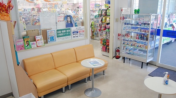 マルエ薬局　高崎小八木店の待合スペース