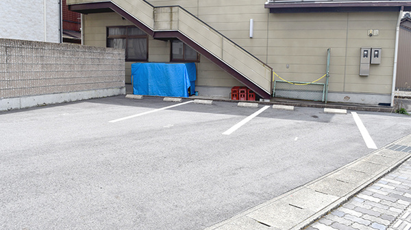 中神薬局の駐車場