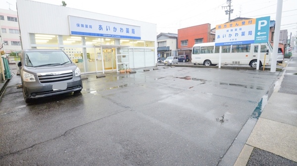 あいかわ薬局の駐車場