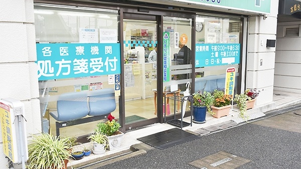 ユキ調剤薬局の入口