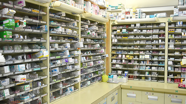 有限会社かんひちや薬局病院前店の薬棚