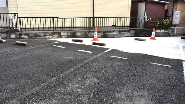 白根ゆり薬局の駐車場