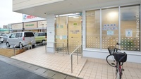 クルーズ薬局　多治米店の入口