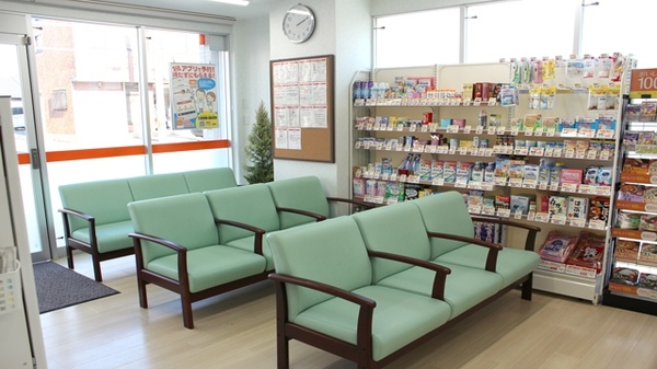 新生堂薬局　戸畑中原店の待合スペース