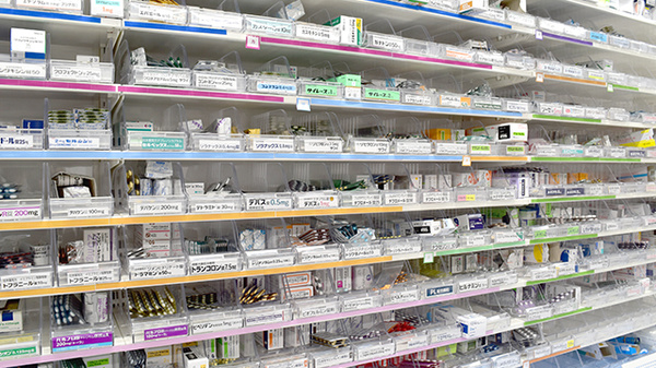 新生堂薬局　戸畑浅生店（中央ビル調剤薬局）の薬棚