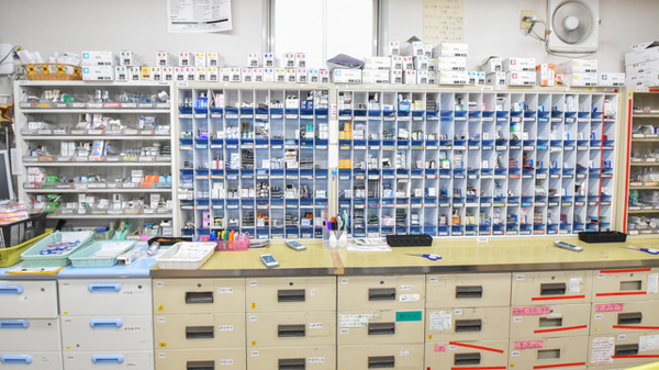 新生堂薬局　島崎店の薬棚