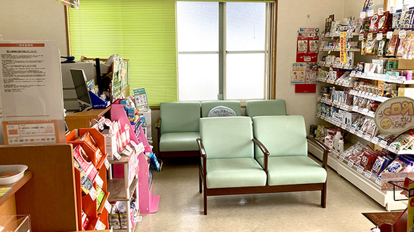 新生堂薬局　平山新町店の待合スペース