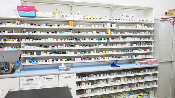 新生堂薬局　室見駅店の薬棚