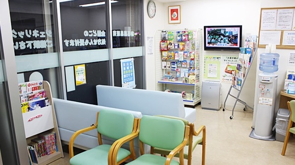 ななほし薬局　王禅寺店の待合スペース