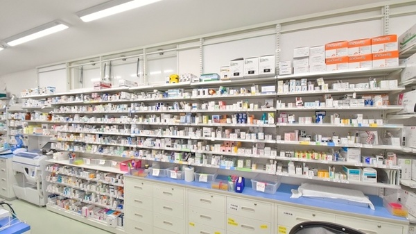 大賀薬局　北九州総合病院前店の薬棚