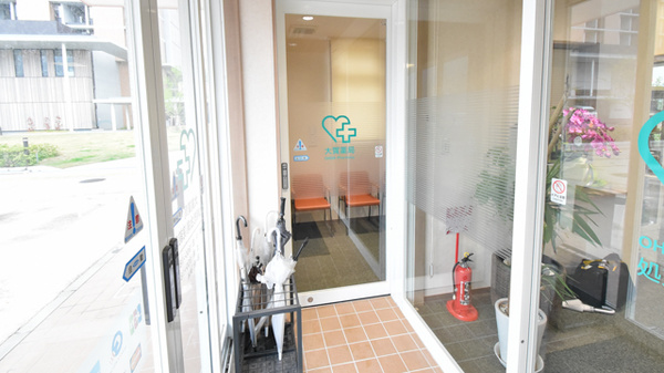 大賀薬局　北九州総合病院前店の感染予防待合スペース