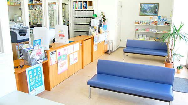 カワセ薬局　ひかりが丘店の待合スペース