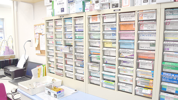 カワセ薬局　寿店の薬棚