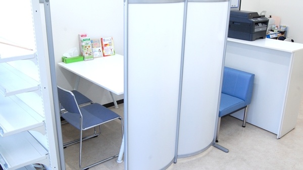 薬局タカサ　オアシス柏店の待合スペース