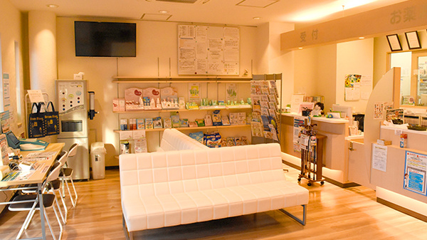 乙訓調剤薬局　長岡店の待合スペース