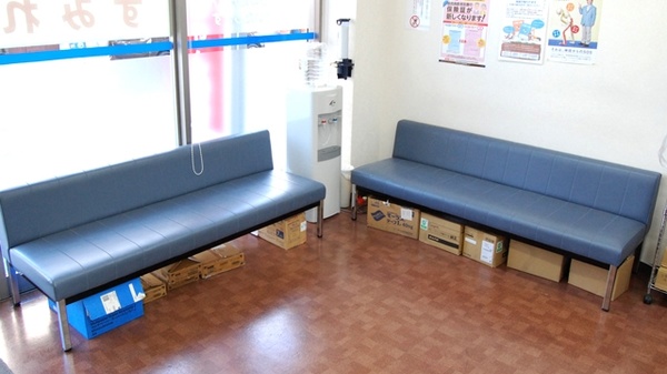 すみれ薬局の待合スペース