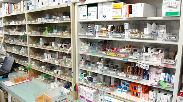 すみれ薬局の薬棚