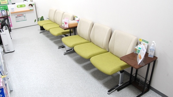 南山堂薬局　本郷店の待合スペース