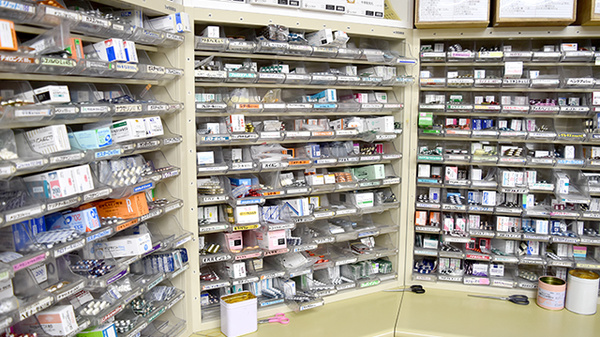 ふうせん薬局　関店の薬棚