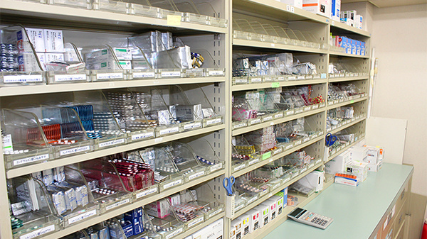 あやめ薬局　国吉店の薬棚