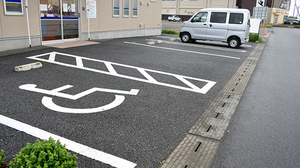 ウイン調剤薬局小山城南店の駐車場