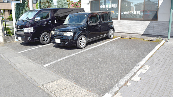 かえで薬局の駐車場