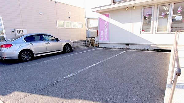 コスモ調剤薬局　長万部店の駐車場