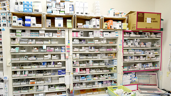 コスモファーマ薬局　泉南店の薬棚