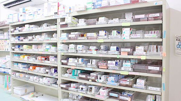 ベース薬局なこそ店の薬棚