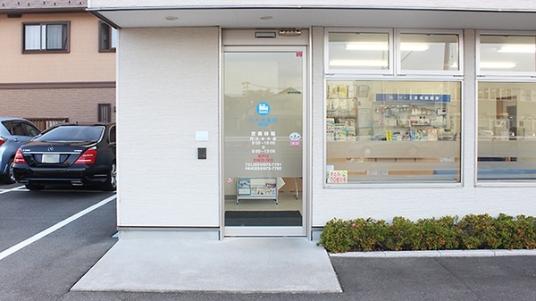 ベース薬局西部店の入口