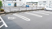 ベース薬局西部店の駐車場