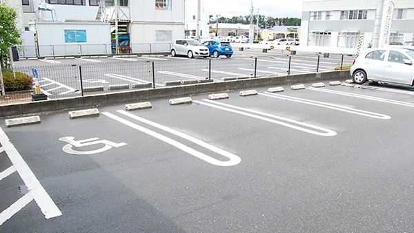 ベース薬局西部店の駐車場
