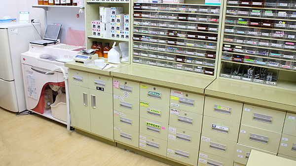 ベース薬局宮下町店の薬棚