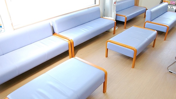 須賀川スカイ薬局の待合スペース
