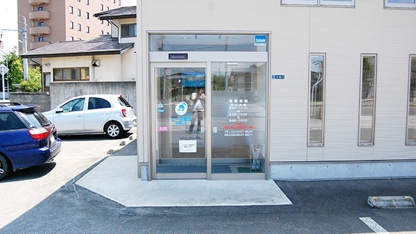 エール薬局　駅東口店の入口