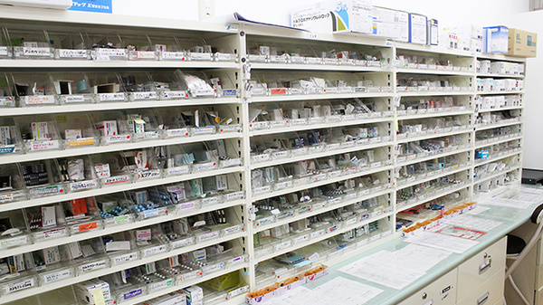 エール薬局　南四番町店の薬棚