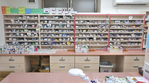 エール薬局　ちわら店の薬棚