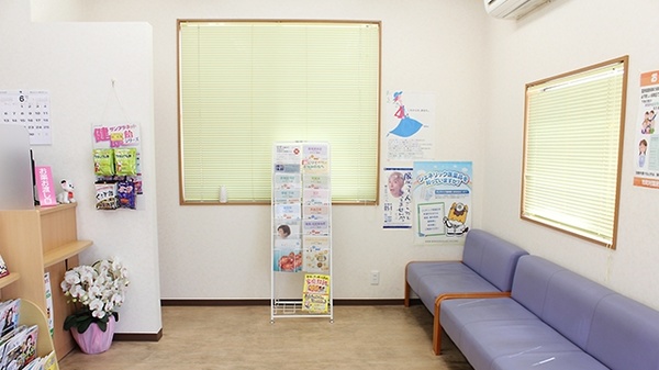 コスモファーマ薬局　小保方店の待合スペース