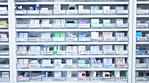 コスモファーマ薬局　那珂店の薬棚