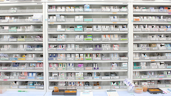 コスモファーマ薬局　並榎店の薬棚