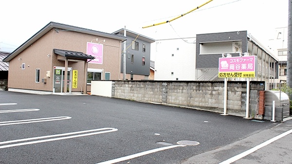 コスモファーマ岡谷薬局の駐車場