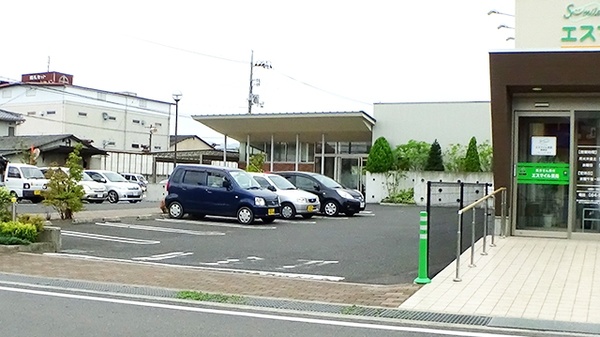 エスマイル薬局　駅家店の駐車場