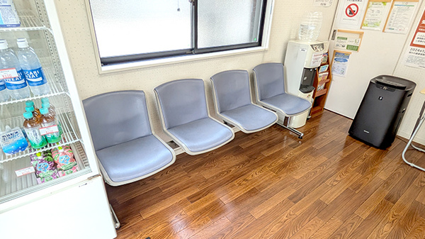 あすぴお薬局谷保店の待合スペース