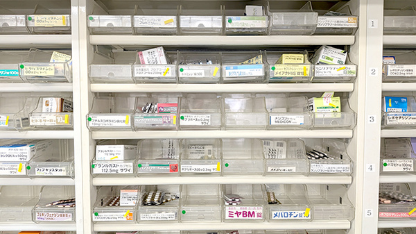 あすぴお薬局谷保店の薬棚