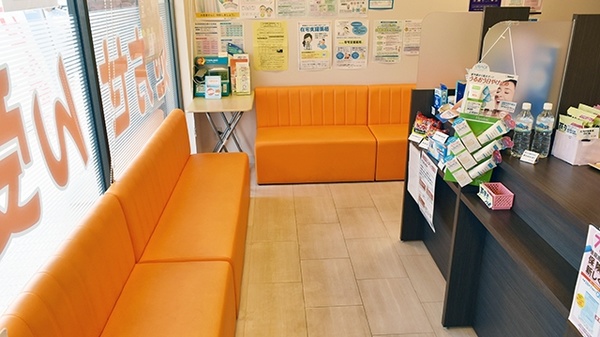 中川薬局　南生田店の待合スペース
