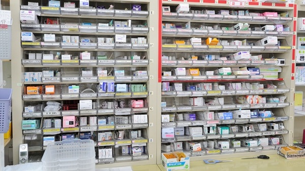 ドリーム薬局　畦野店の薬棚